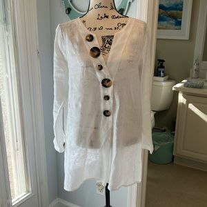 Vince Camuto long sleeve shirt with Large buttons